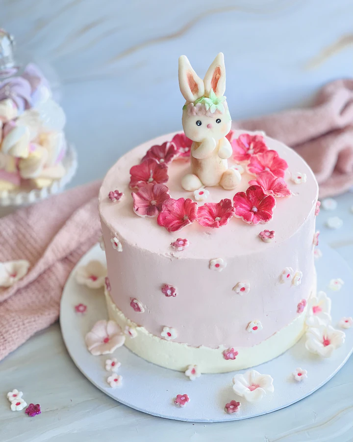 Torta rosa decorada con un conejito de azúcar