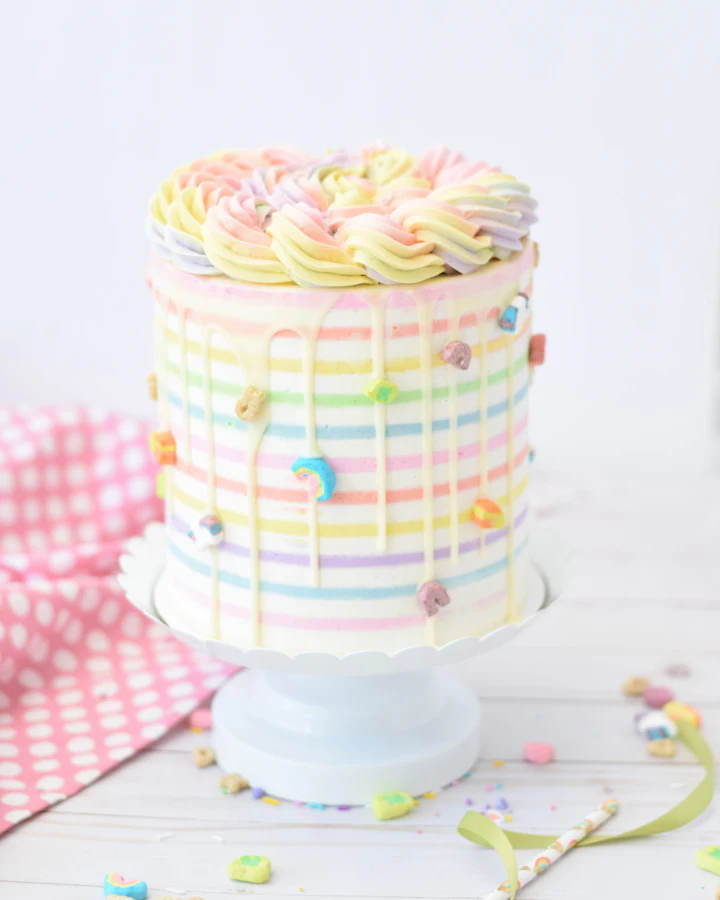 Torta con crema de colores pastel