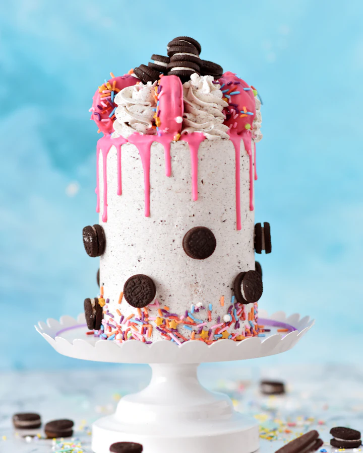 Torta blanca con chorreado rosa y galletitas