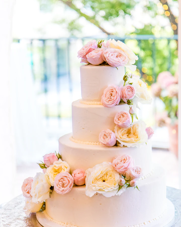 Torta de varios pisos decorada con flores