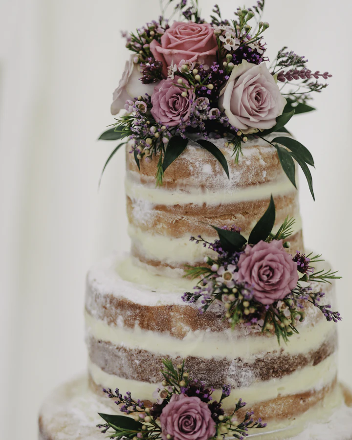 Torta semidesnuda decorada con rosas naturales