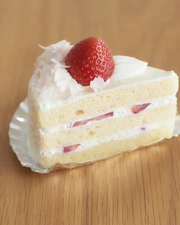 Porción de torta de crema con frutillas